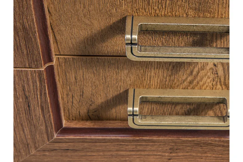 Tadeusz Lågt Vitrinskåp 44 cm djup 140 cm bred 110 cm hög Trä - Brun - Products - Förvaring - Skåp - Vitrinskåp