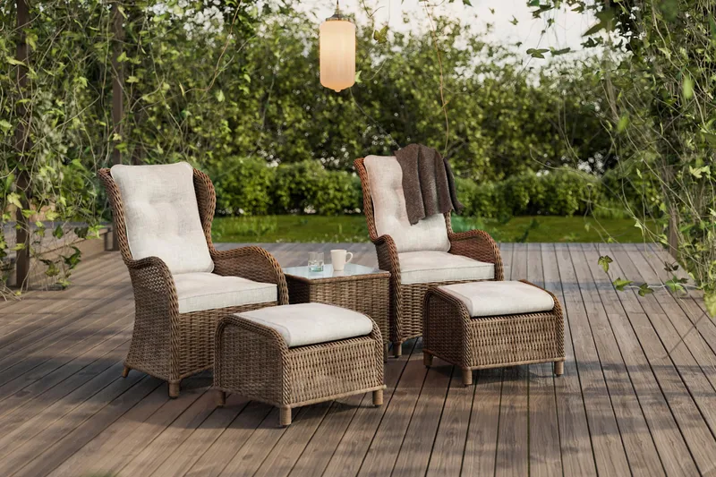 Marcus Caféset med 2 Öronlappsfåtöljer med Fotpall m Dyna - Natur - Products - Utemöbler & utemiljö - Utegrupp - Cafegrupp & cafeset