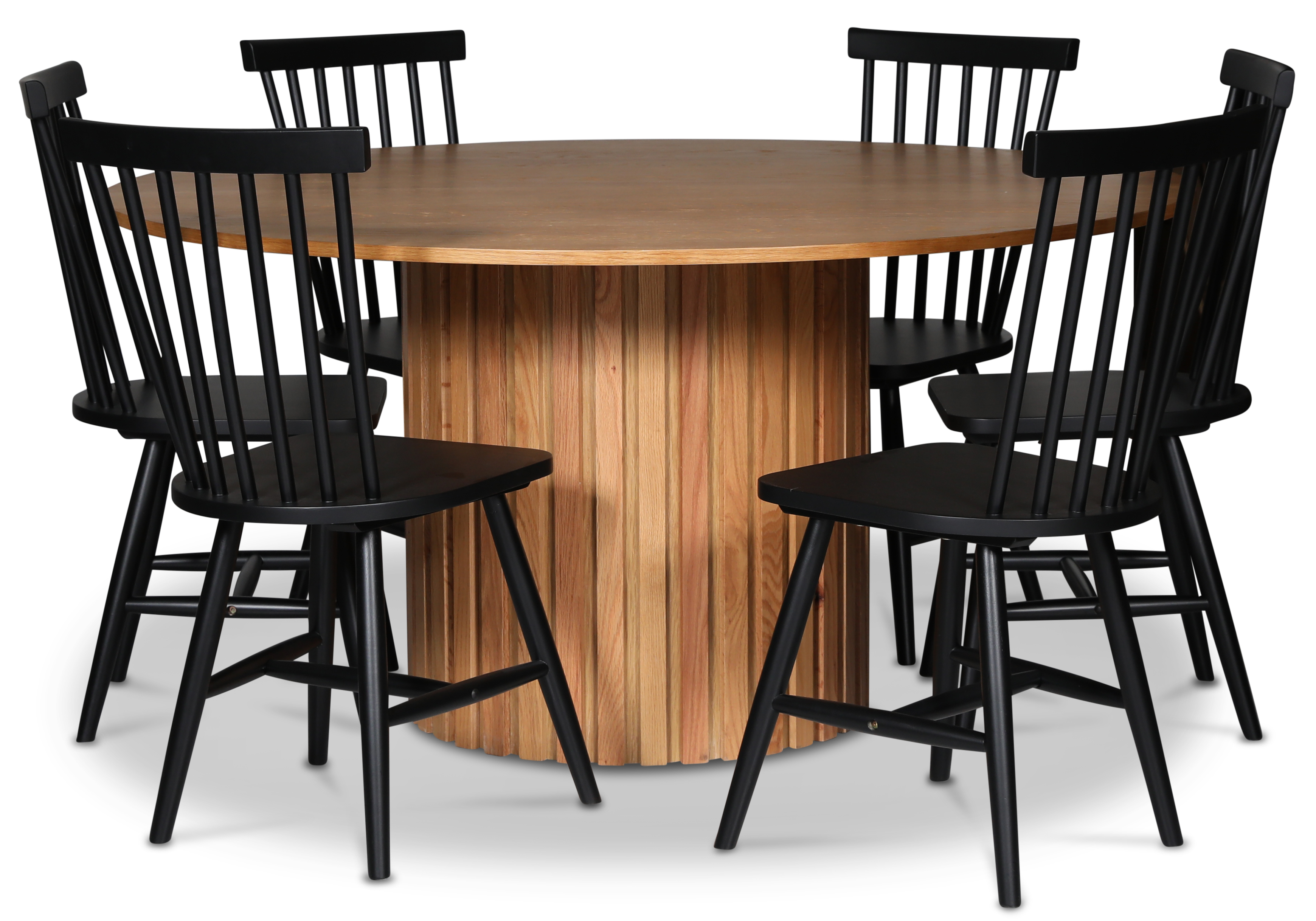 PiPi spisegruppe; 150 cm rundt spisebord i oljet eik + 6 svarte pinnestoler