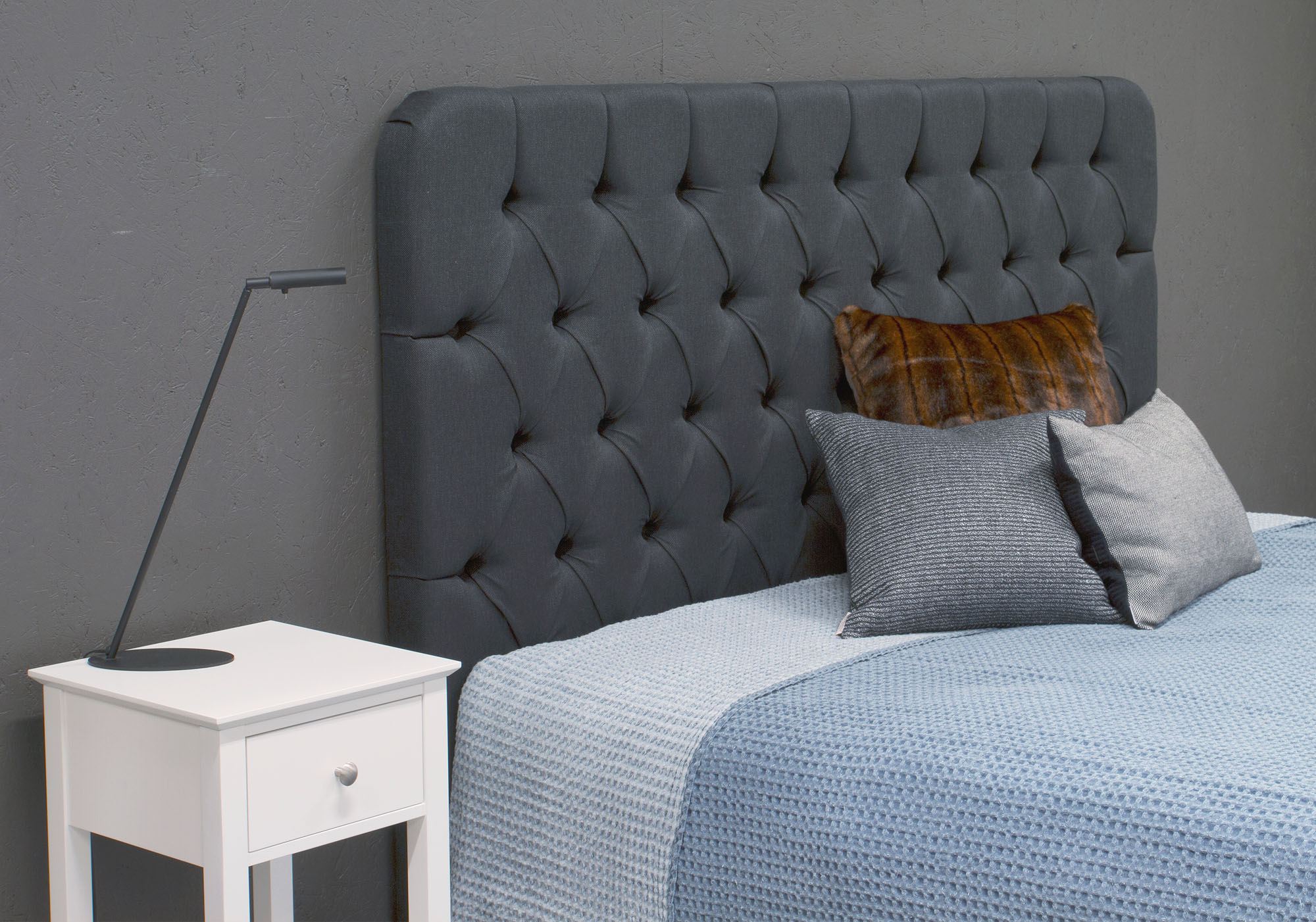 Romantisk sengegavl med knapper - Gr�beige