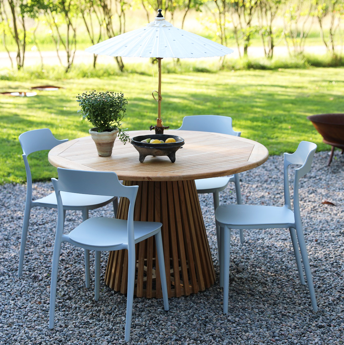 Spisegruppe Salt� teak: Teakbord rundt 120 cm inkludert 4 stk. Abbe stoler