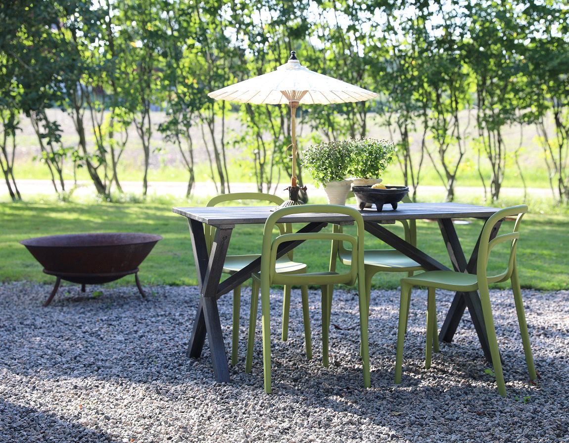 Spisegruppe Scottsdale: 150 cm gr�tt trebord inkludert 4 stk. Nordan� stablebare stoler