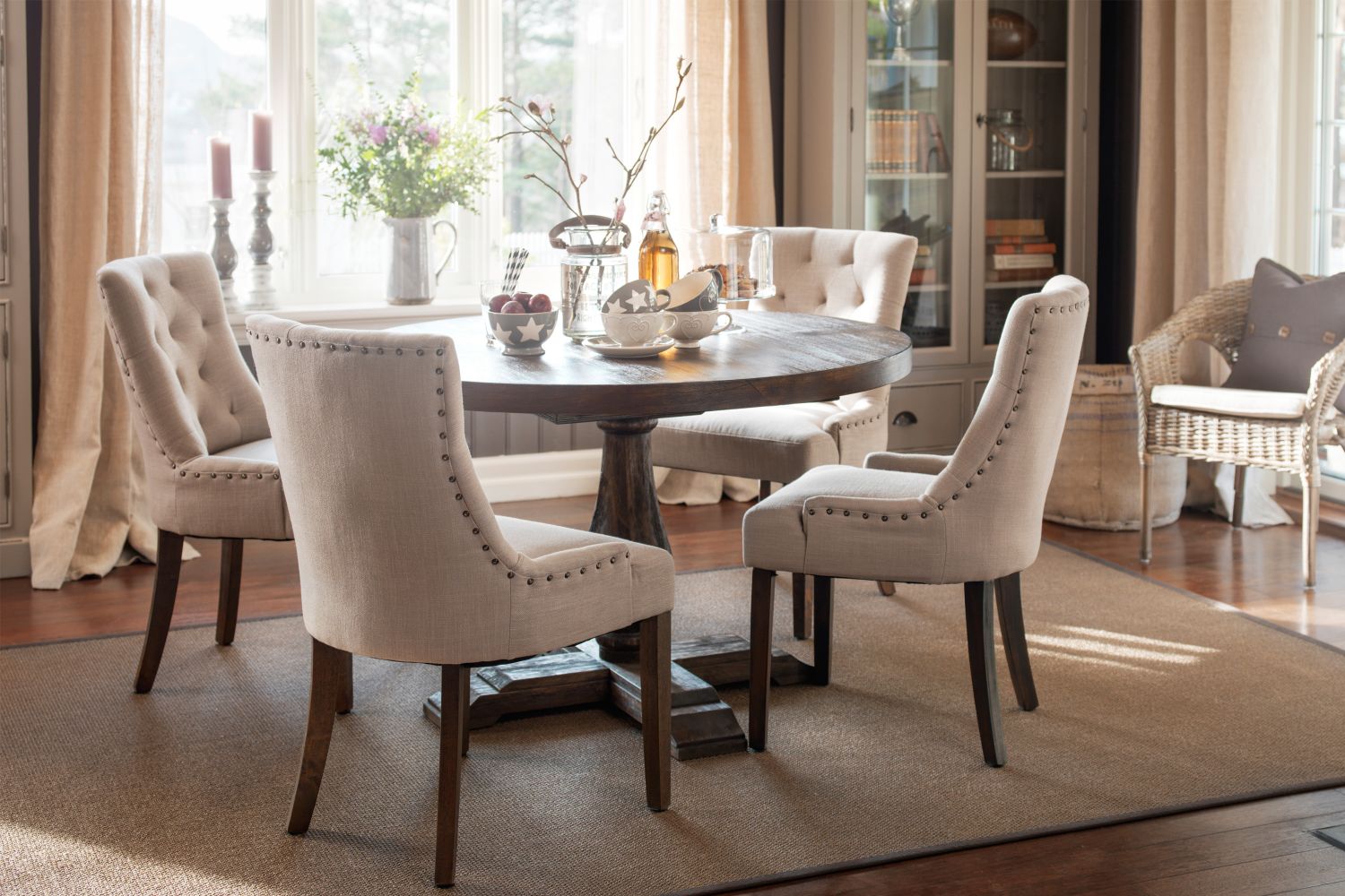 Lamier spisegruppe inkludert 4 stk Tuva stoler i Beige stoff Lamier spisegruppe inkludert 4 stk Tuva stoler i Beige stoff