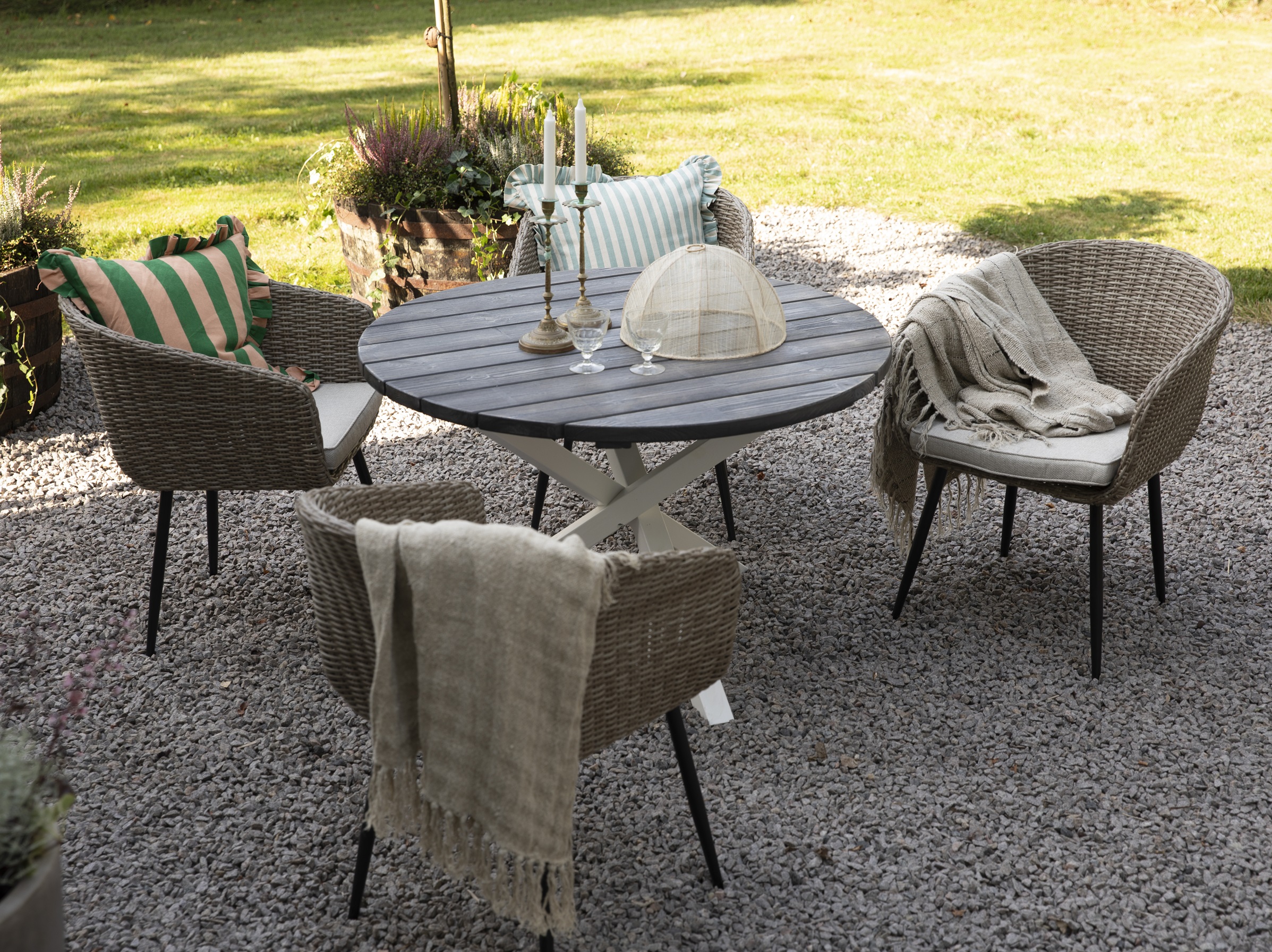 Spisegruppe Aster: Rundt bord �112 cm med 4 lenestoler