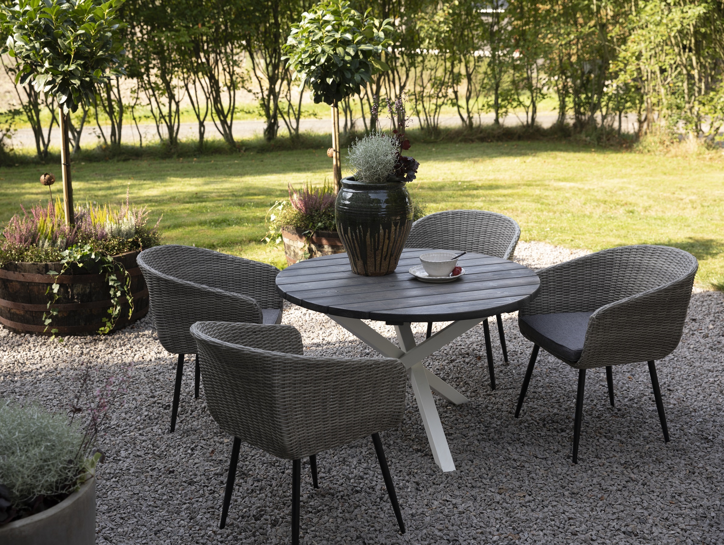 Utegruppe Aster: Scottsdale rundt gr�/hvitt spisebord �112 cm inkludert 4 Aster lenestoler i gr� syntetisk rotting