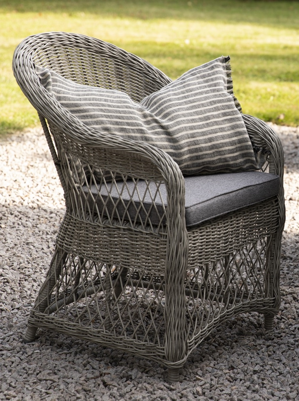 Utendørs lenestol i grå syntetisk rotting med pute Utendørs lenestol i grå syntetisk rotting med pute