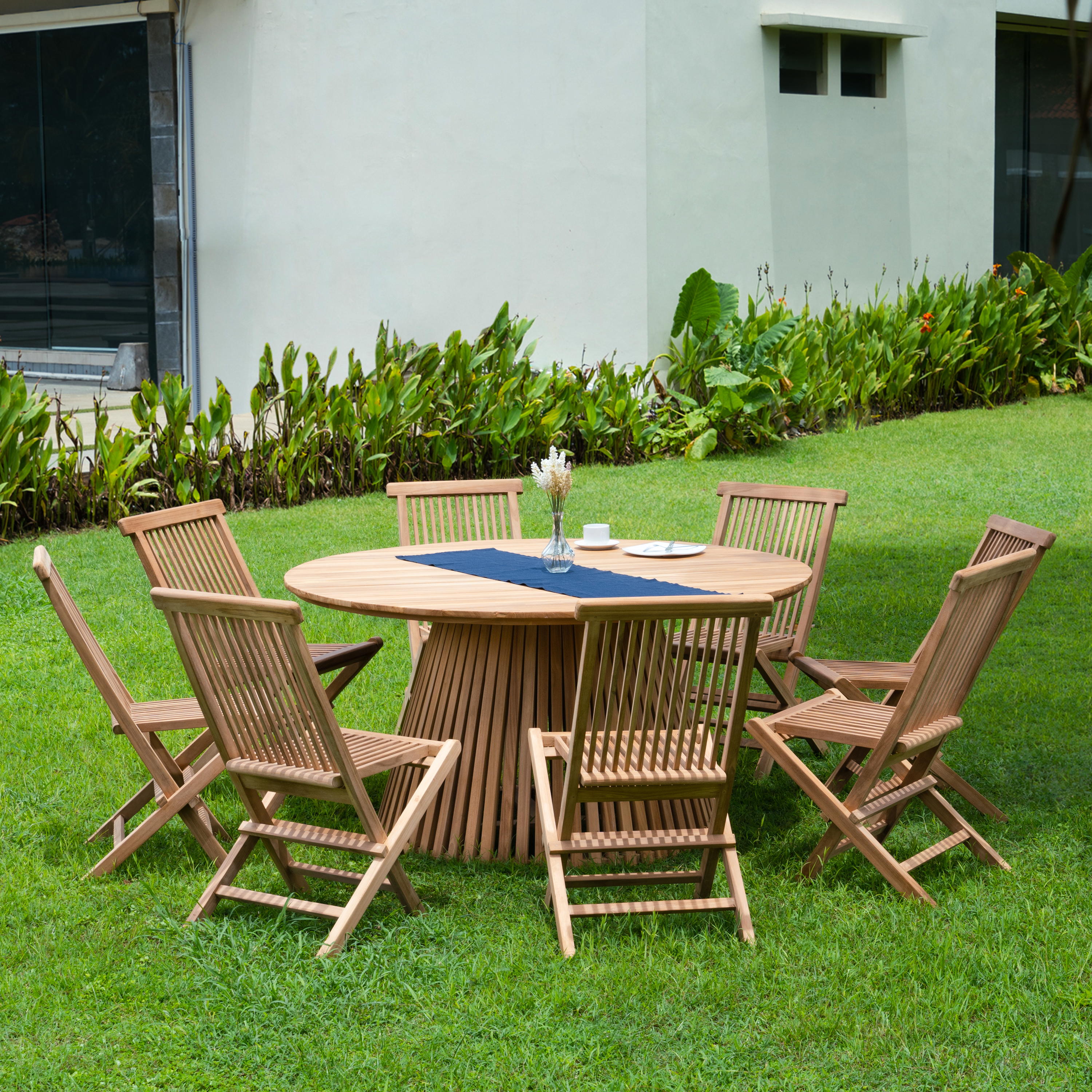 Salt� utegruppe i teak: rundt teakbord med 8 teakstoler