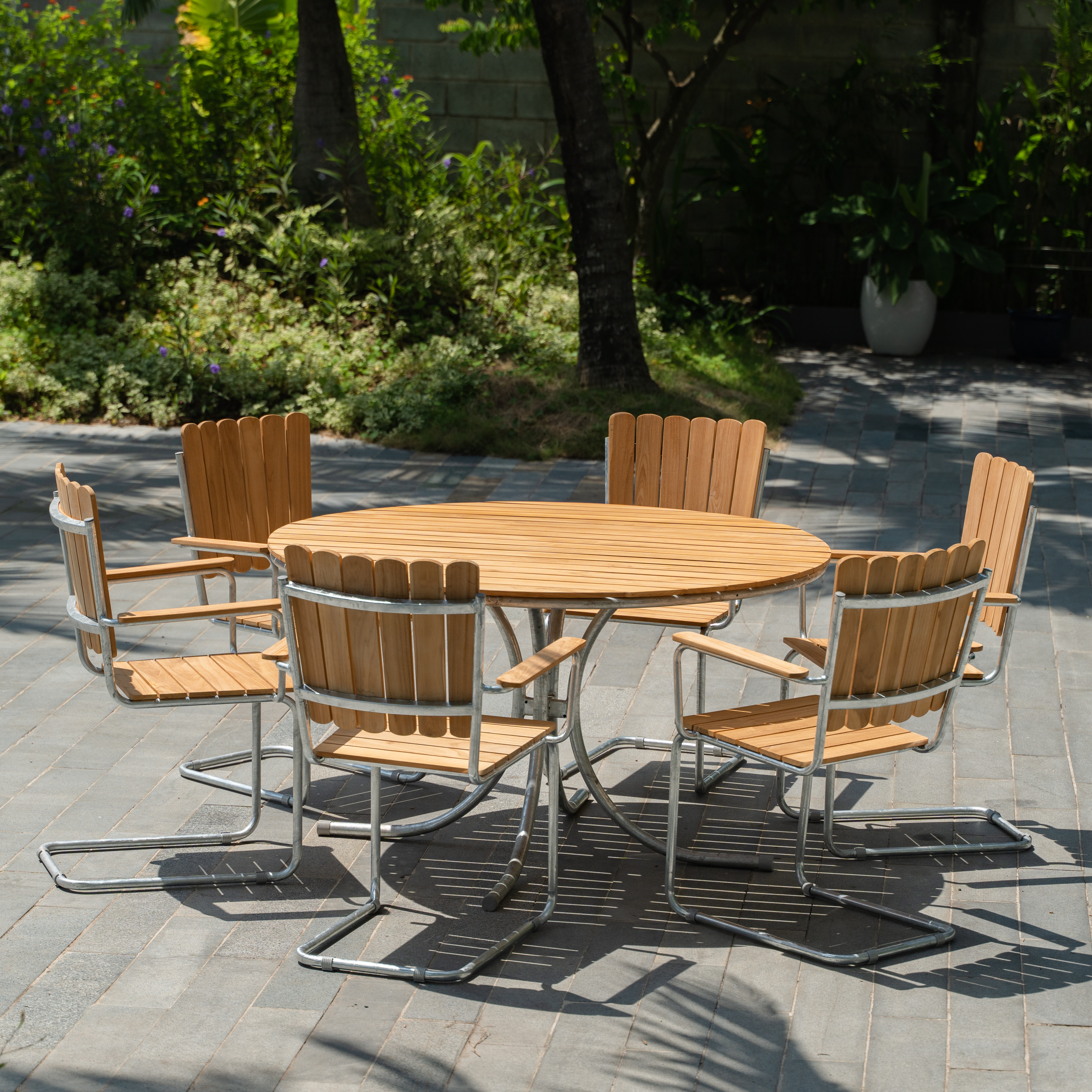 M�llan utegruppe i teak: 6 lenestoler med spisebord �130 cm