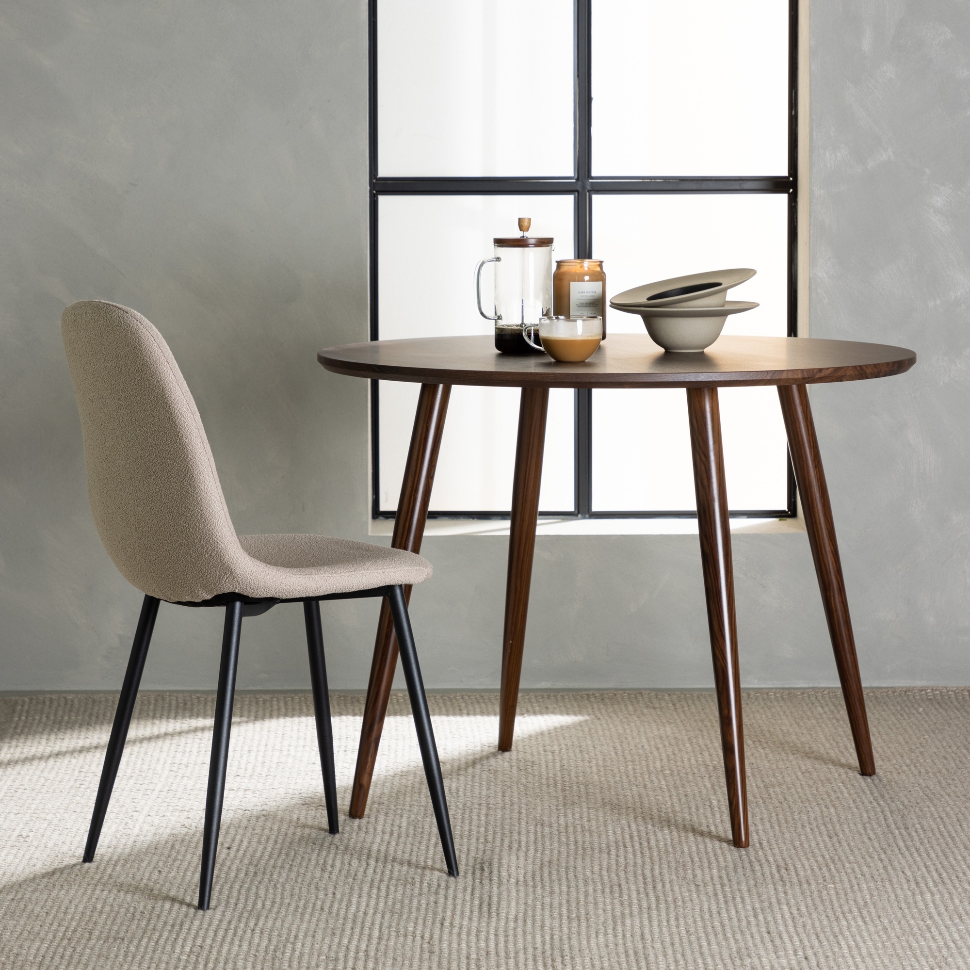 Sanford rundt spisebord i valnøtt Ø100 cm Sanford rundt spisebord i valnøtt Ø100 cm