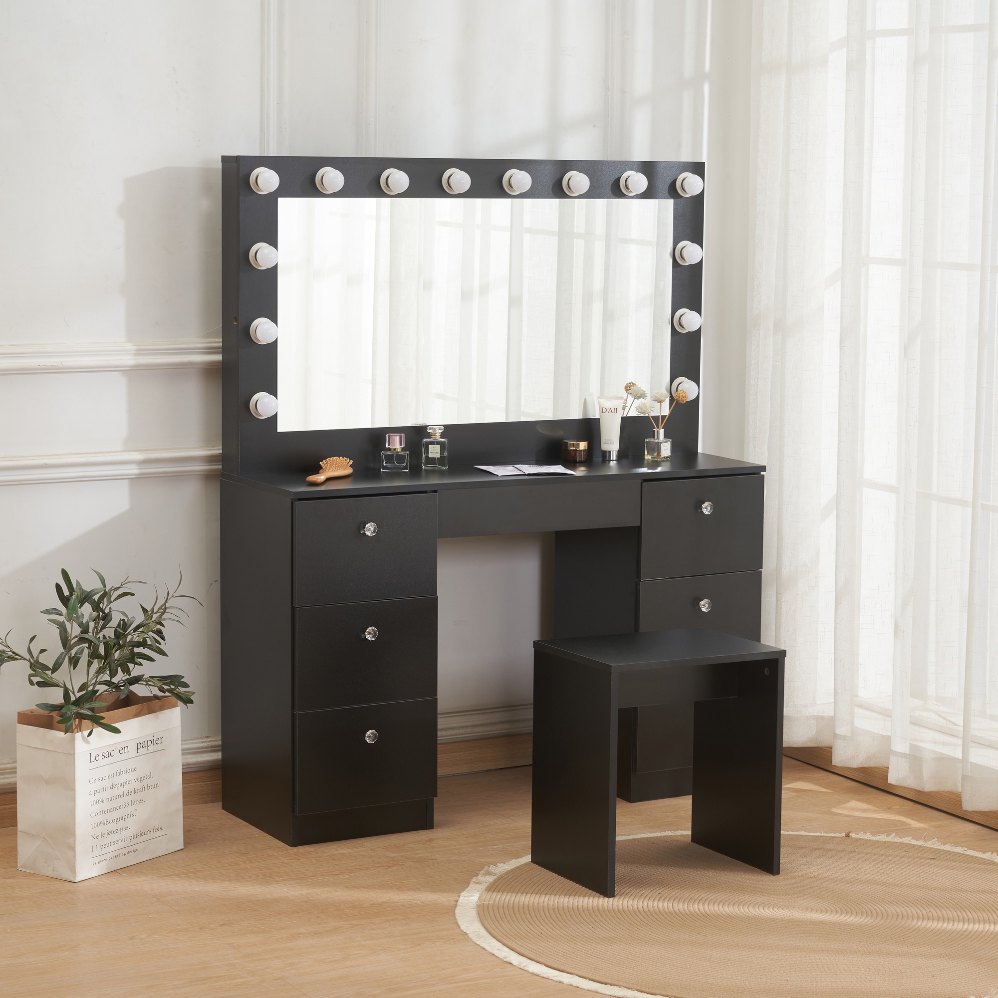 Svart sminkbord med belysning og krystallhåndtak Svart sminkbord med belysning og krystallhåndtak