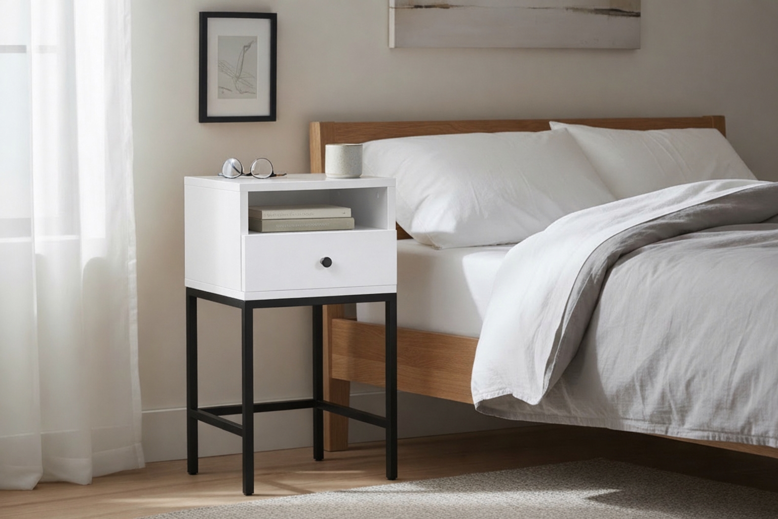 Nattbord Brooklyn hvitmalt - 35x28x70 cm Nattbord Brooklyn hvitmalt - 35x28x70 cm