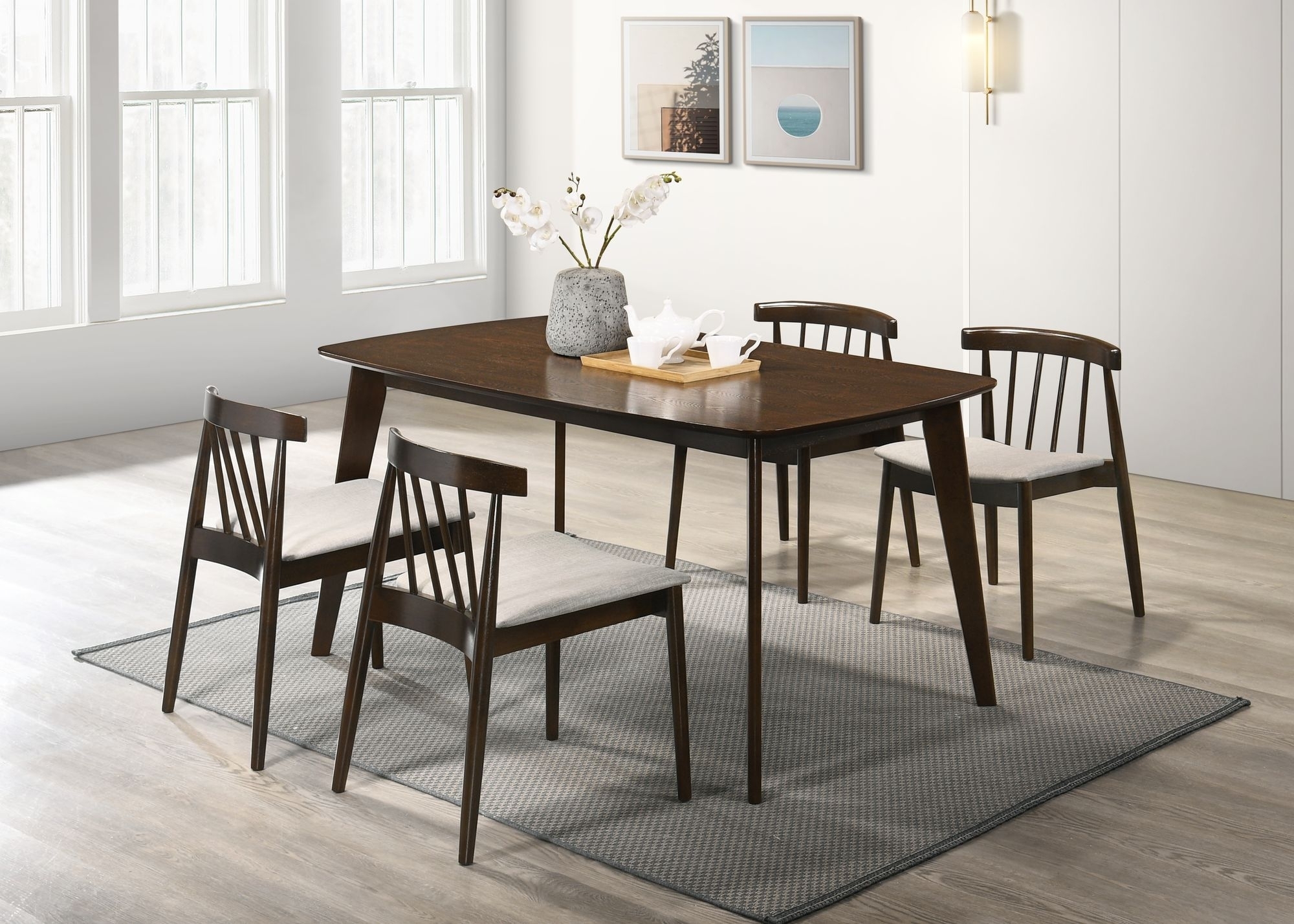 Spisegruppe i valn�ttre; bord 150 x 90 cm med 4 stoler