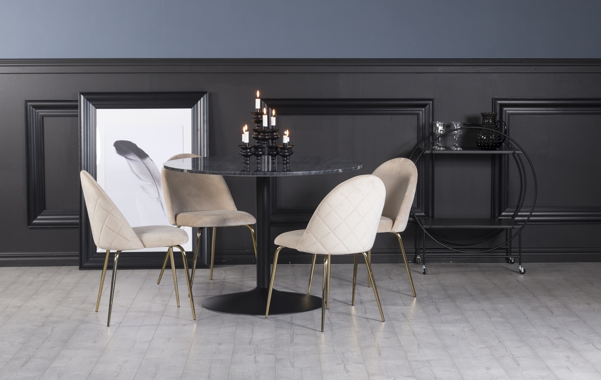 Plaza spisegruppe, marmorbord med 4 st Plaza fløyelstoler - Beige/Grå/Svart Plaza spisegruppe, marmorbord med 4 st Plaza fløyelstoler - Beige/Grå/Svart