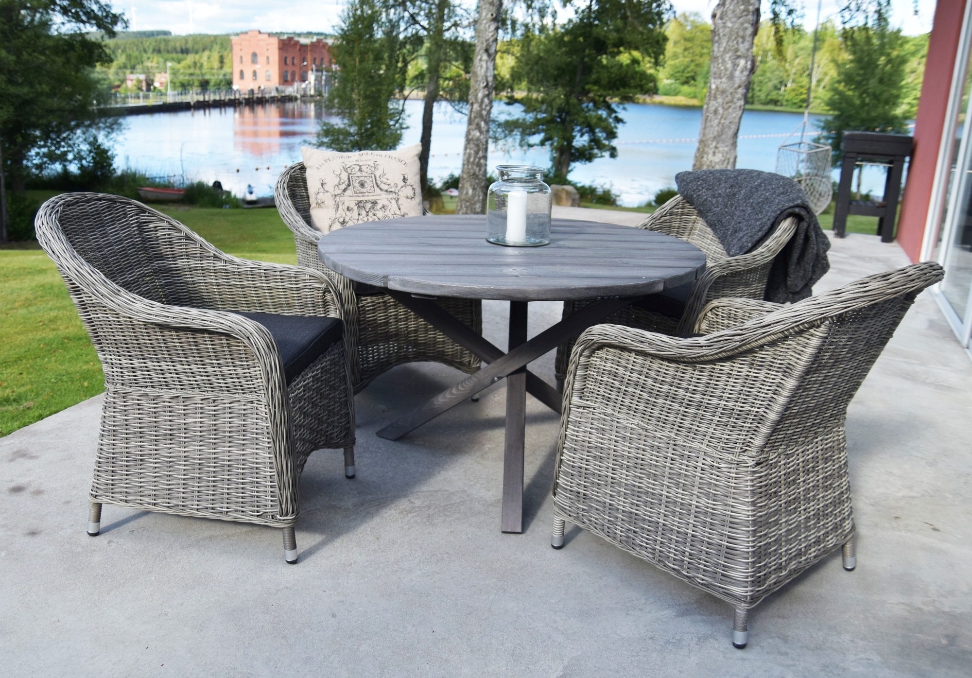 Spisegruppe Mercury: Scottsdale rundt bord med 4 stk. Mercury lenestoler - Sement + M�belrengj�ring