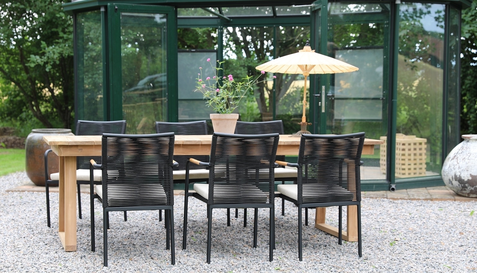 Salt� spisegruppe for uteplassen spisebord 240x100 cm med 6 stk. Skan�r karmstoler - Teak/Svart