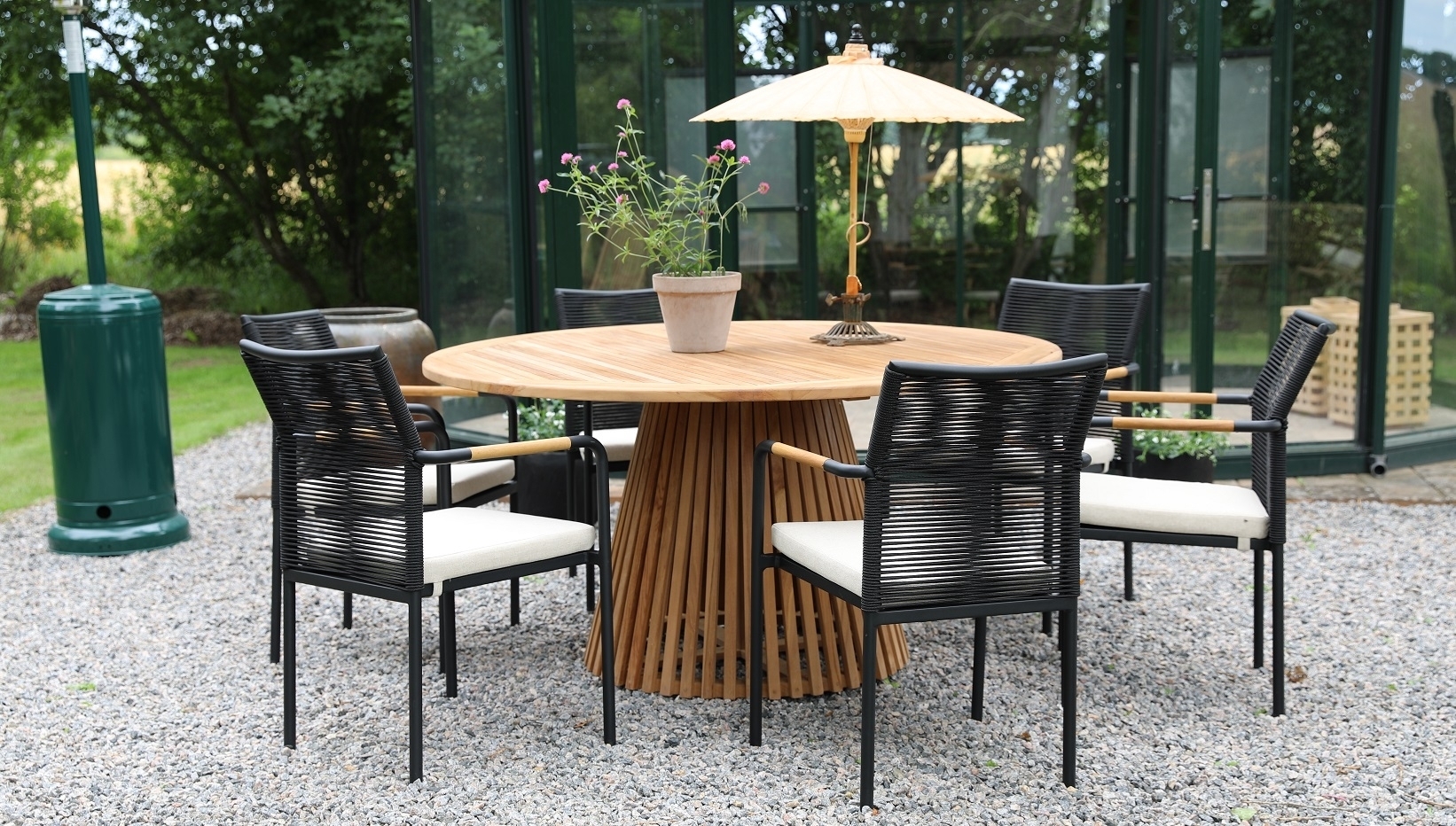 Salt� spisegruppe for uteplassen rundt �150 cm bord med 6 stk. Skan�r karmstoler - Teak/Svart