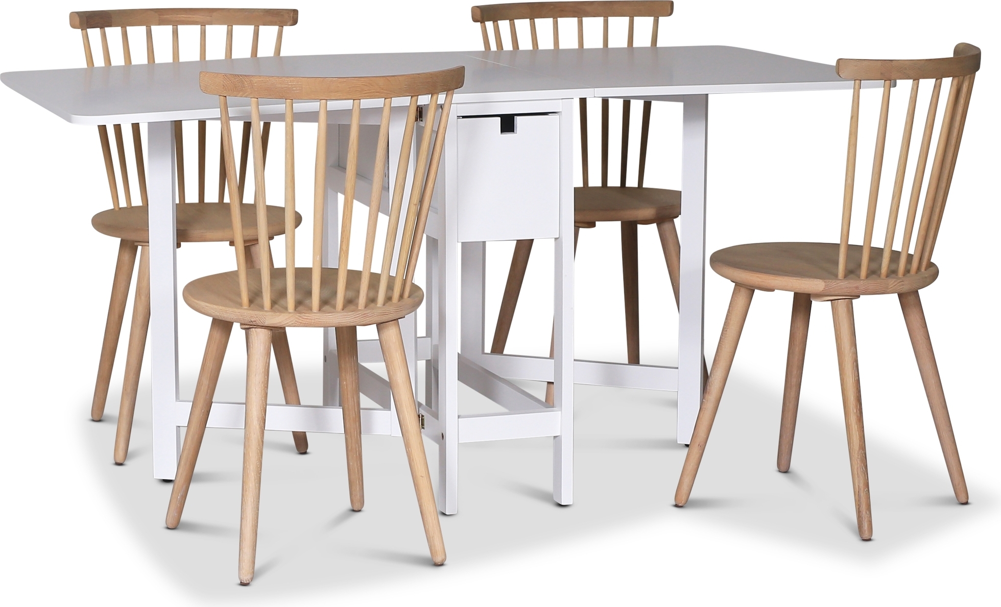 Sandhamn spisegruppe; klaffbord med 4 Castor pinnestoler i whitewash Sandhamn spisegruppe; klaffbord med 4 Castor pinnestoler i whitewash