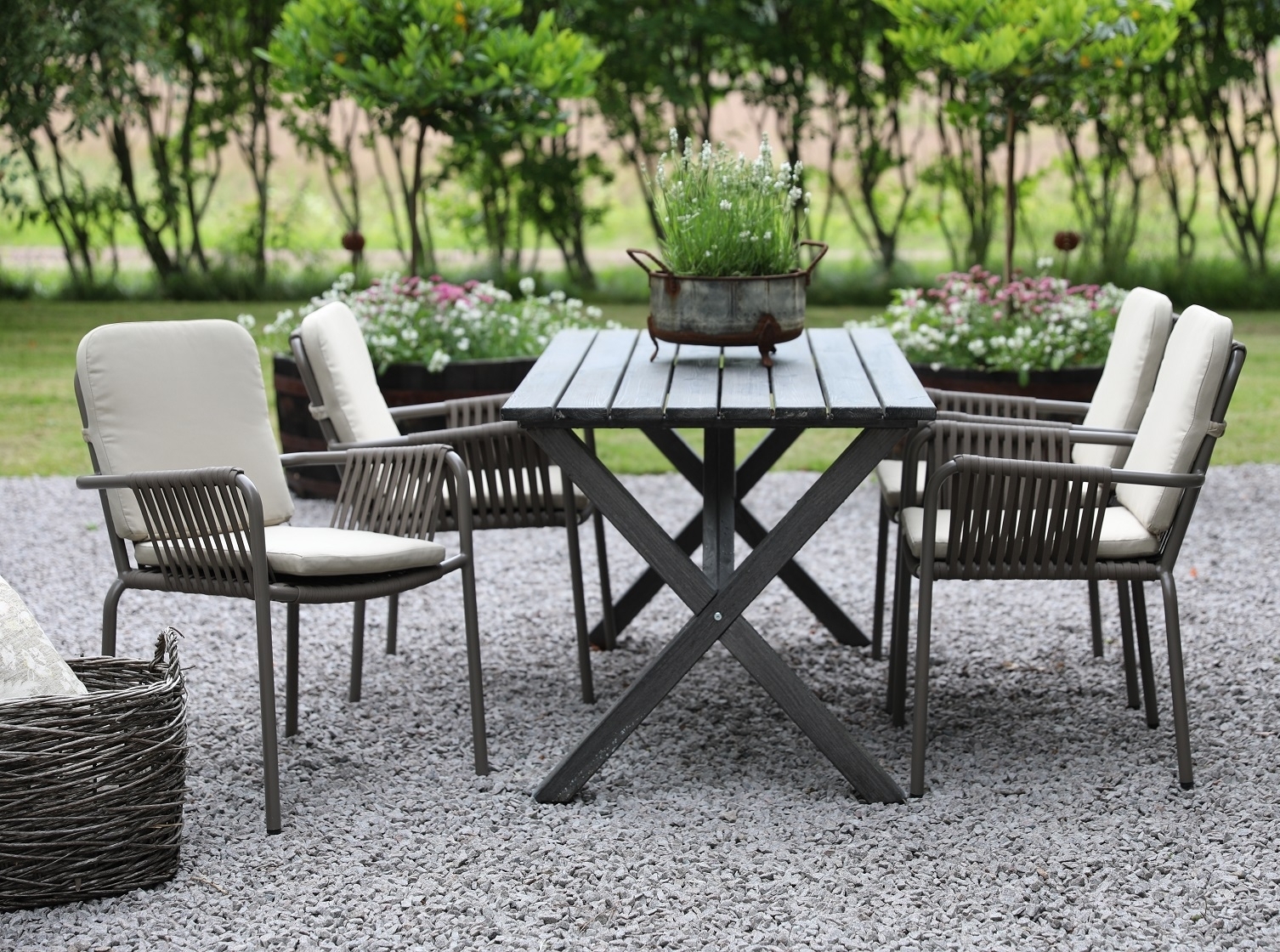 Spisegruppe Scottsdale: bord 150 cm inkludert 4 stk grå Lincoln stablebare stoler Spisegruppe Scottsdale: bord 150 cm inkludert 4 stk grå Lincoln stablebare stoler