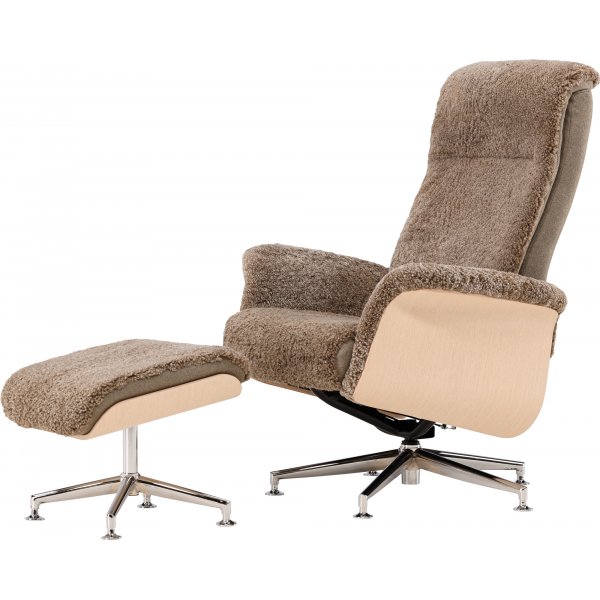 Lenestol i saueskinn med fotskammel - Brun / eik - Ulla Lenestol i saueskinn med fotskammel - Brun / eik - Ulla