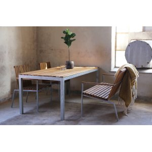 Matgruppe Alva: Spisebord med 2 Alva-stoler + 1 Alva-sofa - Teak/galvanisert stål Matgruppe Alva: Spisebord med 2 Alva-stoler + 1 Alva-sofa - Teak/galvanisert stål