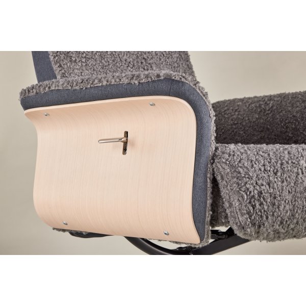 Lenestol med fotskammel - Grå saueskinnsimitasjon/hvitkalket eik Lenestol med fotskammel - Grå saueskinnsimitasjon/hvitkalket eik