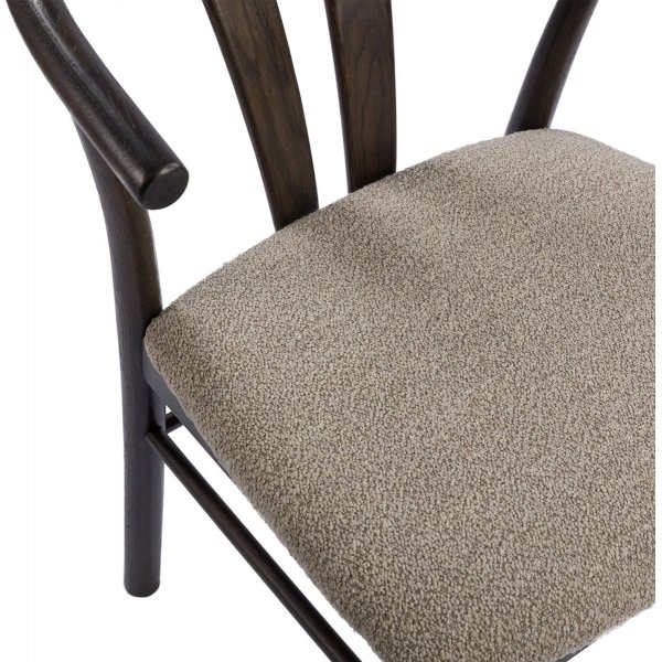 Jive brunbeiset spisestuestol med pute i beige boucl