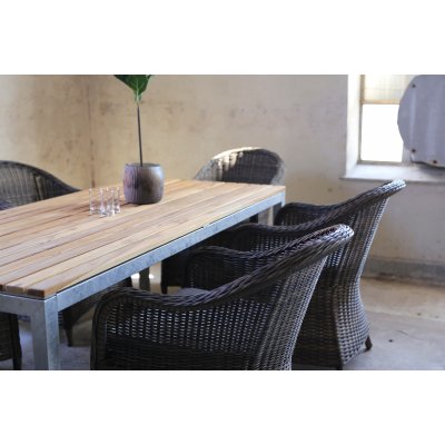 Matgruppe Alva: Spisebord i teak/galvanisert stl med 4 Mercury lenestoler i brun kunstrotting