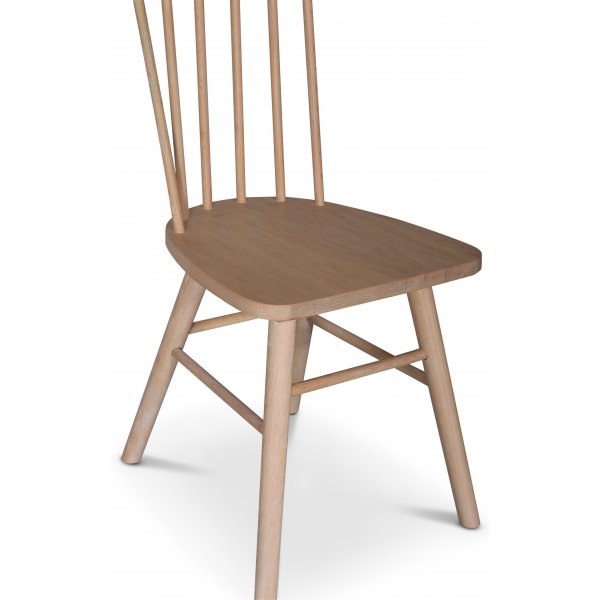 Nova spisegruppe, uttrekkbart spisebord Ø130-170 cm inkl. 4 stk. hvitoljede Orust pinnestoler - Svartbeiset eik Nova spisegruppe, uttrekkbart spisebord Ø130-170 cm inkl. 4 stk. hvitoljede Orust pinnestoler - Svartbeiset eik