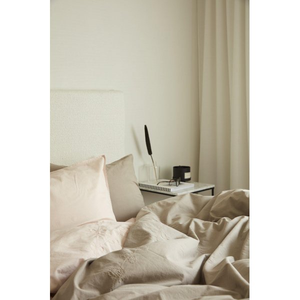 Amie broderi sengesett 150 x 210 cm - Lys rosa Amie broderi sengesett 150 x 210 cm - Lys rosa