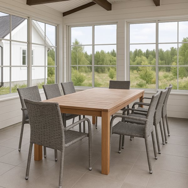 Utegruppe: 8 stoler og teakbord 210 x 90 cm