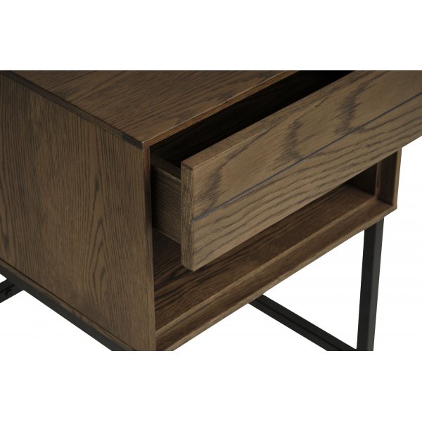 Inez nattbord med skuff i brunoljet eik - høyde 70 cm Inez nattbord med skuff i brunoljet eik - høyde 70 cm