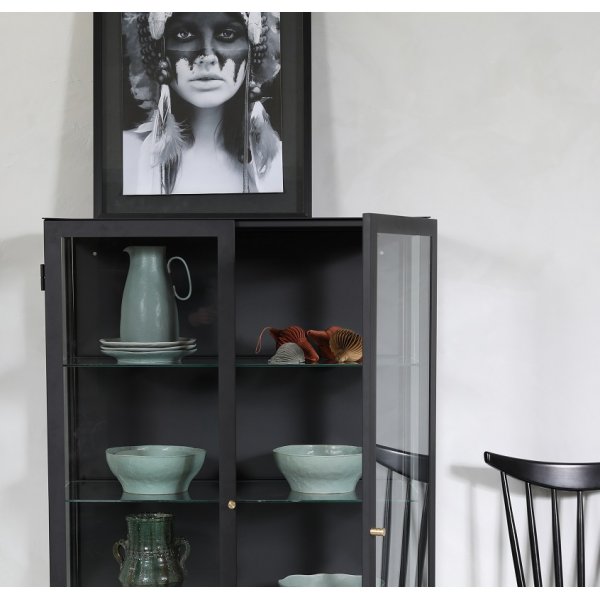 Cliff vitrineskap i metall (highboard) - Svart / Klarglass Cliff vitrineskap i metall (highboard) - Svart / Klarglass