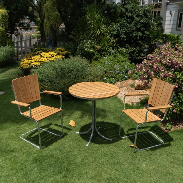 M�llan balkongsett i teak: 2 lenestoler med rundt bord