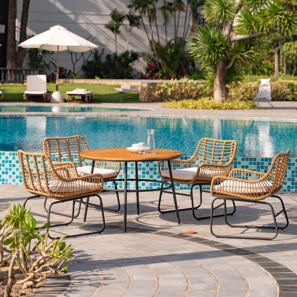 Sommer Utegruppe i kunstrotting - Spisegruppe med fire lenestoler og bord Sommer Utegruppe i kunstrotting - Spisegruppe med fire lenestoler og bord