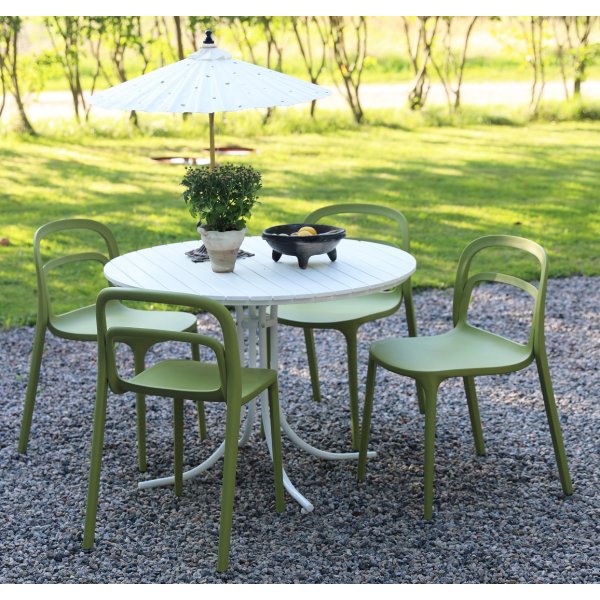 Spisegruppe Holmsund: Rundt hvitt bord inkludert 4 stk. Nordan stablebare stoler