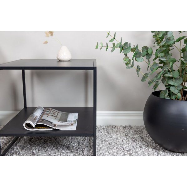 Trene sidebord med hylle - Svart Trene sidebord med hylle - Svart