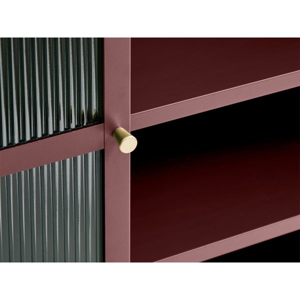 Dobb vinrødt metallskap med glassdører Dobb vinrødt metallskap med glassdører