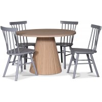 Cleo spisegruppe, rundt bord 110 cm, inkludert 4 stk. grå Orust pinnestoler - Whitewash/eikefiner Cleo spisegruppe, rundt bord 110 cm, inkludert 4 stk. grå Orust pinnestoler - Whitewash/eikefiner