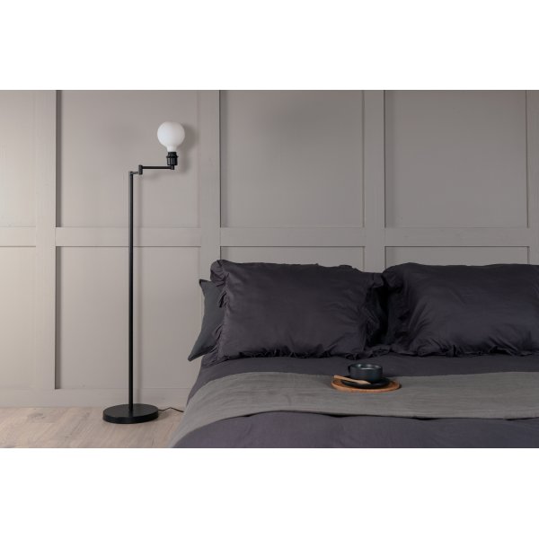 Lola gulvlampe - Svart Lola gulvlampe - Svart