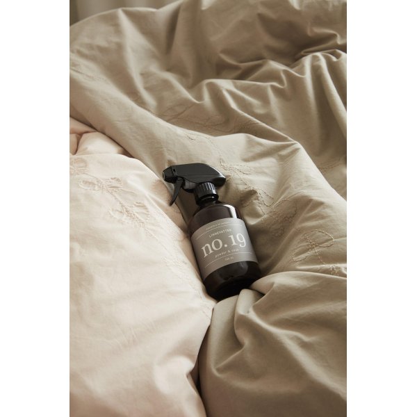 Amie broderi sengesett 150 x 210 cm - Lys rosa Amie broderi sengesett 150 x 210 cm - Lys rosa