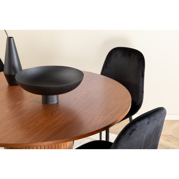 Bianca Spisesett rundt spisebord i valnøtt med 4 Polar sorte stoler Bianca Spisesett rundt spisebord i valnøtt med 4 Polar sorte stoler