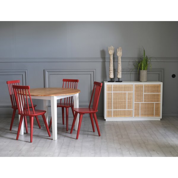 Spisegruppe: Rundt bord i eik / hvit med 4 rde kurvstoler