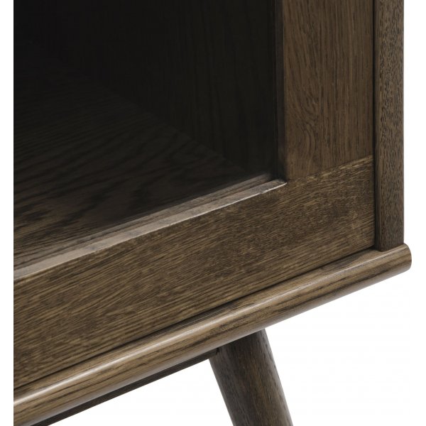 Yuma glassskap i røkt eik med rottingdetaljer Yuma glassskap i røkt eik med rottingdetaljer