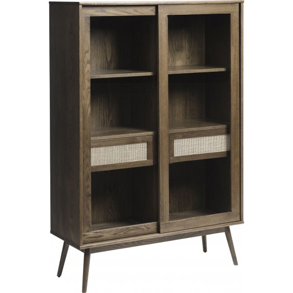 Yuma glassskap i røkt eik med rottingdetaljer Yuma glassskap i røkt eik med rottingdetaljer