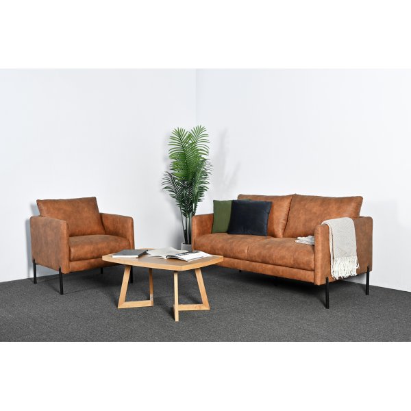 Kingsley 2,5-seter sofa - Cognac (økolær) + Flekkfjerner for møbler Kingsley 2,5-seter sofa - Cognac (økolær) + Flekkfjerner for møbler