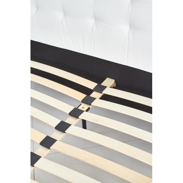 Klara sengeramme og hodegavl - Hvitt økoskinn Klara sengeramme og hodegavl - Hvitt økoskinn