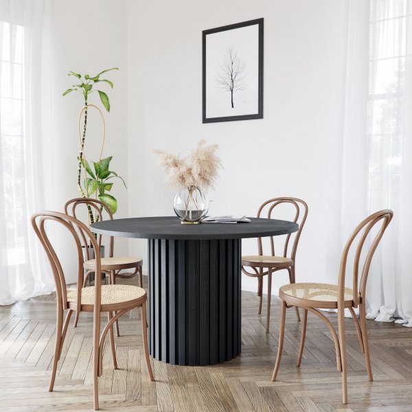 PiPi spisegruppe, rundt spisebord 120 cm inkludert 4 stk. Stol No18 i byd tre i vintage-utfrelse - Svartbeiset tre