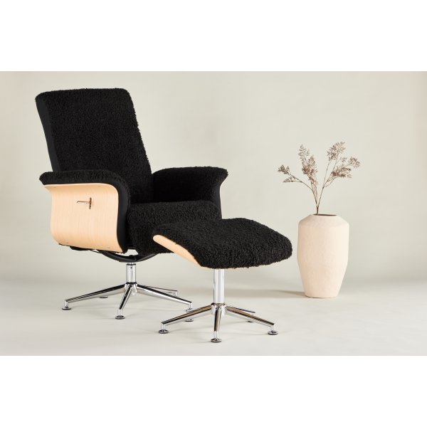 Hagön hvilestol med fotskammel - Svart saueskinnsimitasjon/oljet eik Hagön hvilestol med fotskammel - Svart saueskinnsimitasjon/oljet eik