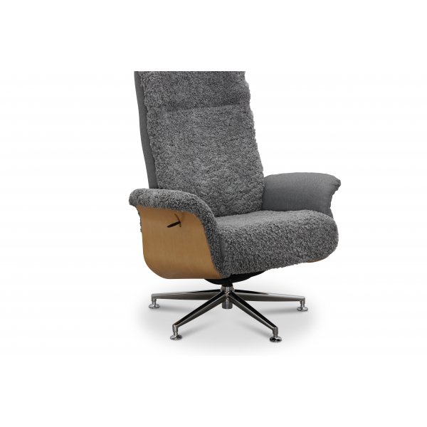 Ulla lenestol med fotskammel i saueskinn - Grå / Eik / Krom + Møbelføtter Ulla lenestol med fotskammel i saueskinn - Grå / Eik / Krom + Møbelføtter