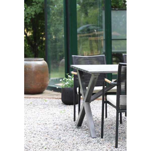 Scottsdale spisegruppe for uteplassen spisebord med 4 stk. Skanör karmstoler - Grå/Teak/Svart Scottsdale spisegruppe for uteplassen spisebord med 4 stk. Skanör karmstoler - Grå/Teak/Svart